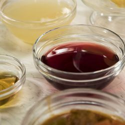 Il cognac è ​​un condimento chiave per la ricetta del brasato. | Ashlee Rezin/Ora di Sole