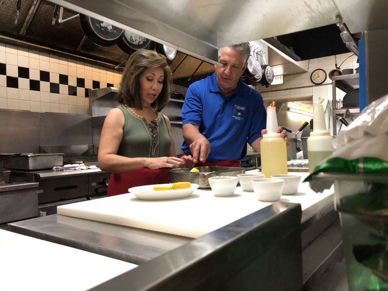 Linda Yu apprend à faire le poulet au citron de Tufano. | Personnel de Sun-Times