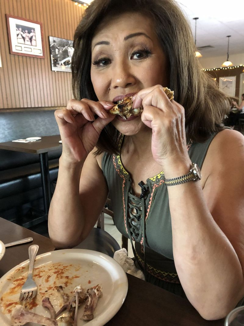 Linda Yu savourant le poulet au citron chez Tufano dans la Petite Italie. | Personnel de Sun-Times