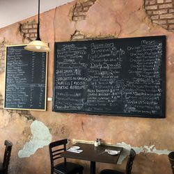 Le tableau des recettes chez Tufano dans la Petite Italie. | Personnel de Sun-Times