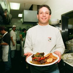 Joey Di Buono dans son restaurant familial en 1998. | Archives de l