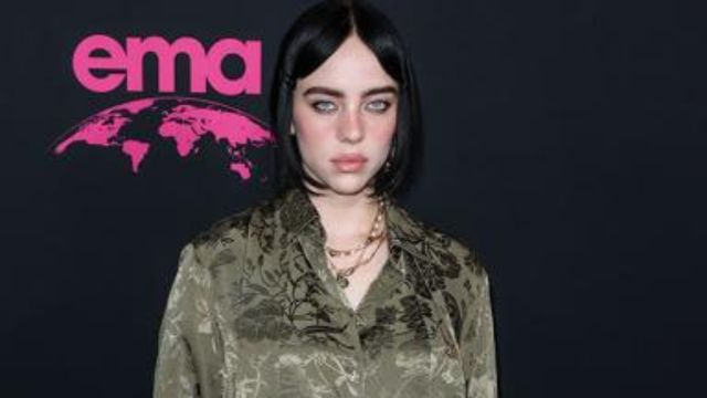  Billie Eilish posiert mit Monstern und Ghulen bei Halloween Horror Nights nach der Tattoo-Enthüllung