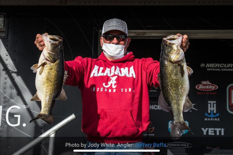 Jeffery Baffa tõstab kaks oma võitnud suursuu bassi Major League Fishingi Toho järvest. Esitleb Googan Baits. Krediit: Jody White