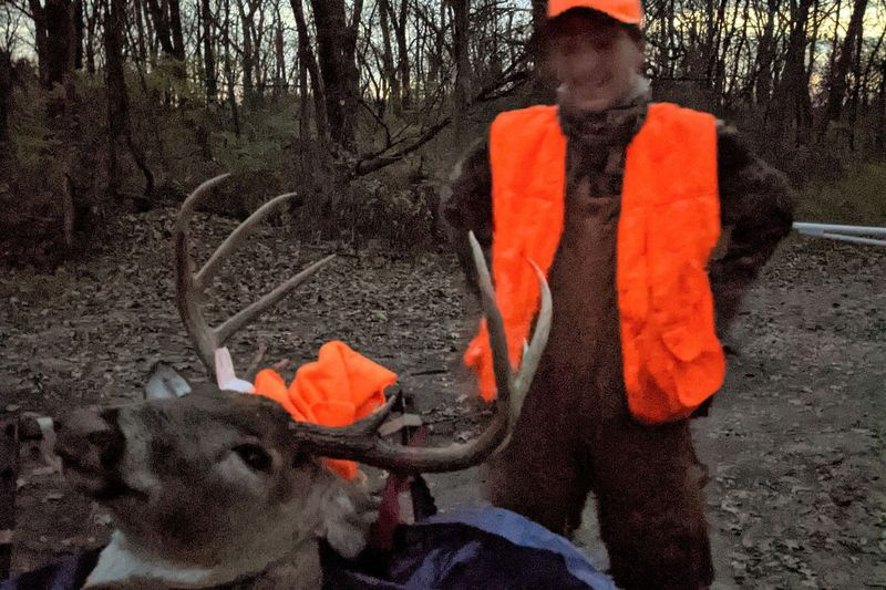 Garrett Glennon está de pé com seu grande dinheirinho de 10 pontos, tirado na sexta-feira no dia de abertura da temporada de veados armados de Illinois em Des Plaines State Fish and Wildlife Area. Crédito: Dale Bowman