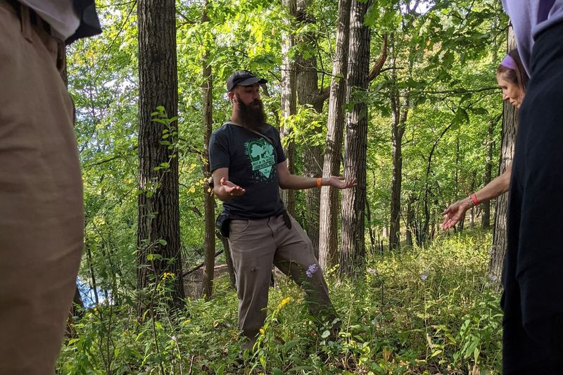 Derek Ziomber svarar på en fråga medan han leder en mini-bioblitzlördag under Beer in the Woods. Kredit: Dale Bowman