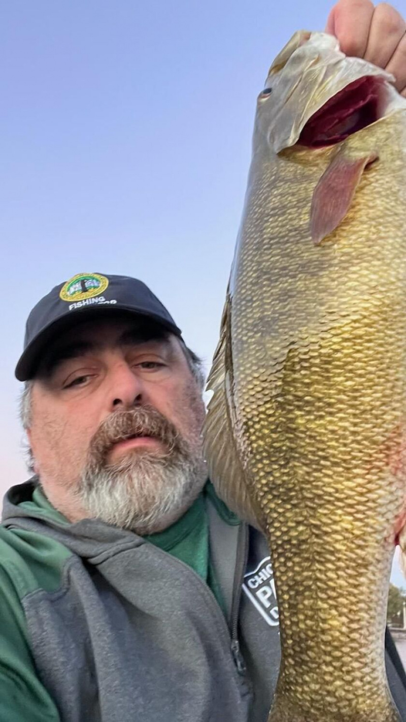  Carl Vizzone con la lobina de boca chica casi récord que atrapó y soltó en Northerly Island. Previsto