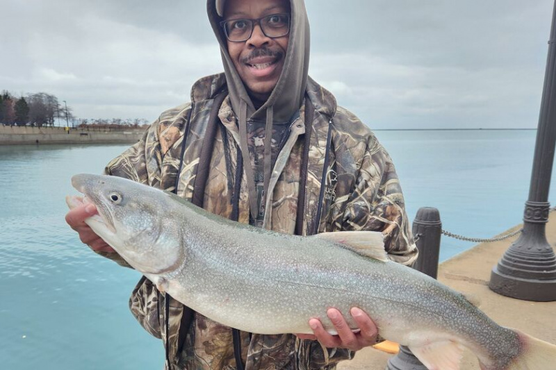  Les Wooten med den store innsjøørreten han fanget under abborfiske ved Navy Pier. . . med mye hjelp fra andre sportsfiskere. Vedlagt bilde