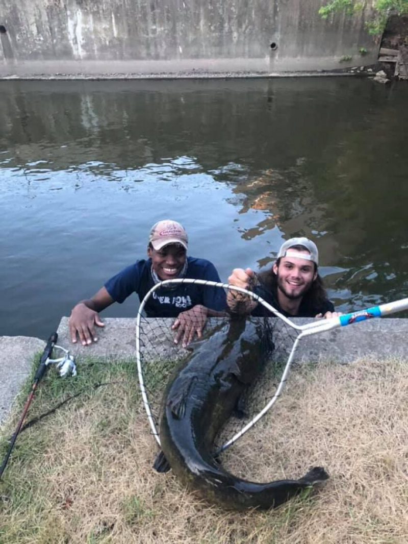  Ryan Wooten (til venstre) og Jackson Kennedy deler smil etter å ha landet Wootens flathodesteinbit i 2020 fra Fox River. Bilde levert av Jackson Kennedy