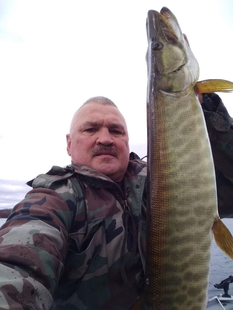 Mark Kosevich atrapó un buen muskie de Lac Courte Oreilles. Foto proporcionada