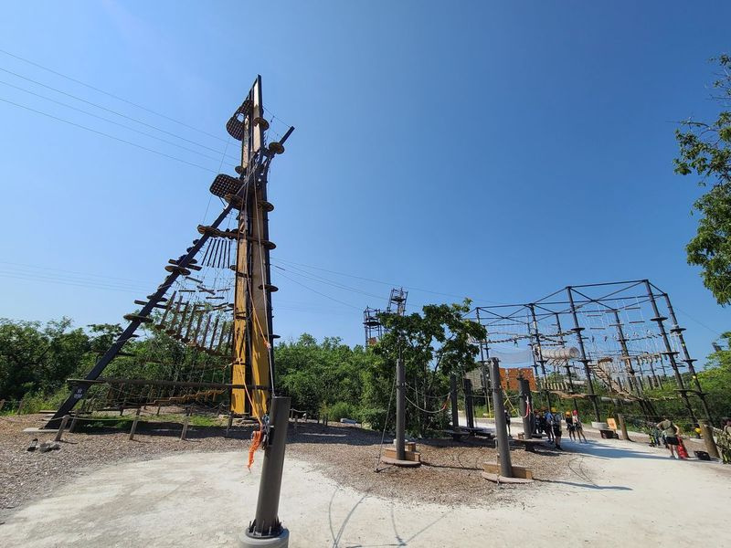 Der Outdoor-Abenteuerpark Forge bietet einen Hochseilgarten mit acht Türmen, Seilrutschen, Paddelsport und mehr, an dem die Gäste am Montag, den 26. Juli in 1001 Main Street, Lemont, Illinois, teilnahmen.