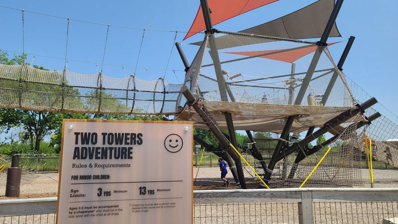 Der Two Towers Adventure-Kurs in der Schmiede in Lemont.