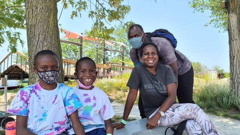 Familie Muhammad aus Bolingbrook (von links): Saeed, 10; Hasan, 7; Kylah, 40; und Rasheed, 42. Die Familie besuchte im Juli die Schmiede in Lemont, wo Hasans Lieblingsbeschäftigung das Rennen mit Saeed auf dem Two Tower Adventure-Kurs war.