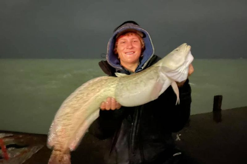 Džeremija Preucela rokās ir gandrīz rekordliels burbots, kas noķerts pagājušajā nedēļā pirmajā Čikāgas Lakefront alus, burbonu un burbota festivālā. Facebook foto