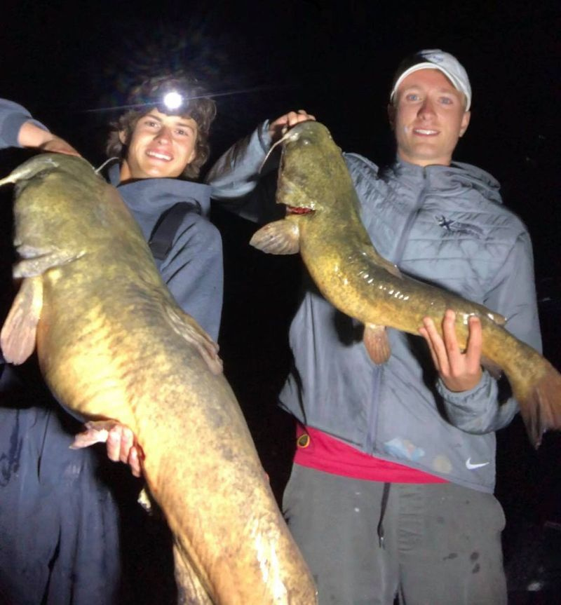 Erik Brztowski (izquierda) y Randy Whalen tuvieron una buena noche de pesca de bagre de cabeza plana en el río Fox. Foto proporcionada