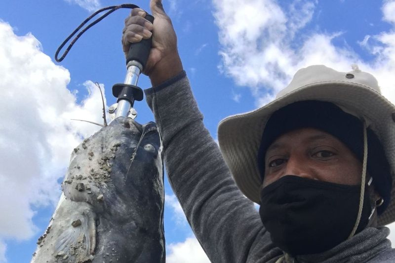 Darryl Turner holder en 18-kilos blå steinbit på gjenåpningshelgen ved LaSalle Lake. Vedlagt bilde