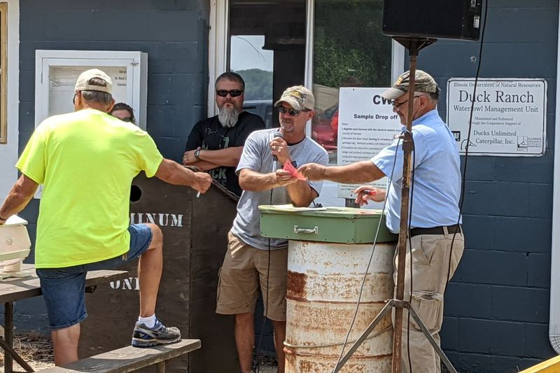 De gepensioneerde locatiedirecteur Tony Colvin (microfoon) kondigt een succesvol persoon aan bij de blinde trekking van watervogels in het Marshall State Fish and Wildlife Area. Krediet: Dale Bowman