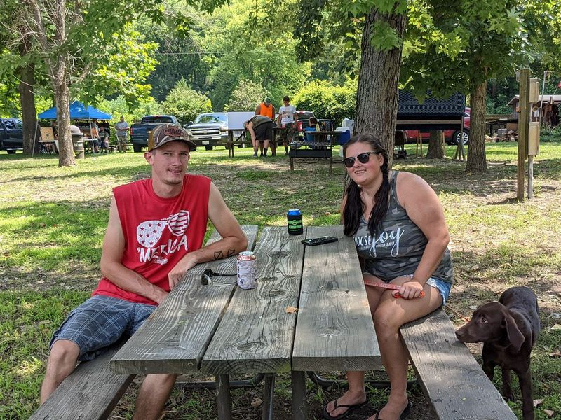 Cody Schlosser, Jordan Beall en Kramer wachten op de start van de blinde trekking van watervogels in het Marshall State Fish and Wildlife Area. Krediet: Dale Bowman