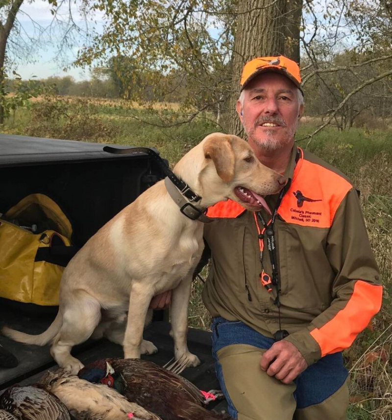   Rocco, mistrz yellow Lab i właściciel Art Costas w terenie. Pod warunkiem, że