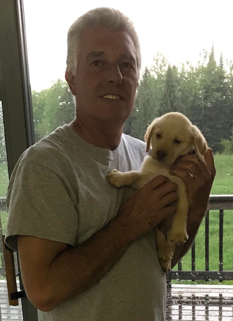   Rocco, champion yellow Lab, jako szczenię z właścicielem Artem Costasem. Pod warunkiem, że