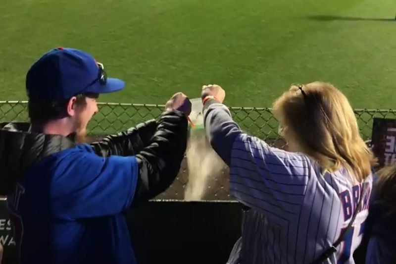 24-aastane Andrew Grexa ja tema tädi Leslie Ruoti puistavad osa oma isa tuhast Wrigley Fieldi väljakule pärast vimpli võitu Los Angeles Dodgersi üle 2016. aastal.