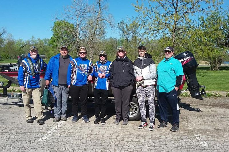 Beide Boote des Taft-Bassfischerteams erreichten das Staatsfinale; hier sind (L-R) Mike Mulligan (Assistenztrainer), Scott Plencner (Trainer), Boot 1 von Marc Sipolt und Joel Kyriazes, Boot 2 von Joseph Williams und Nathan Skoczen, Tony Kyriazes (Assistenztrainer). Bereitgestelltes Foto