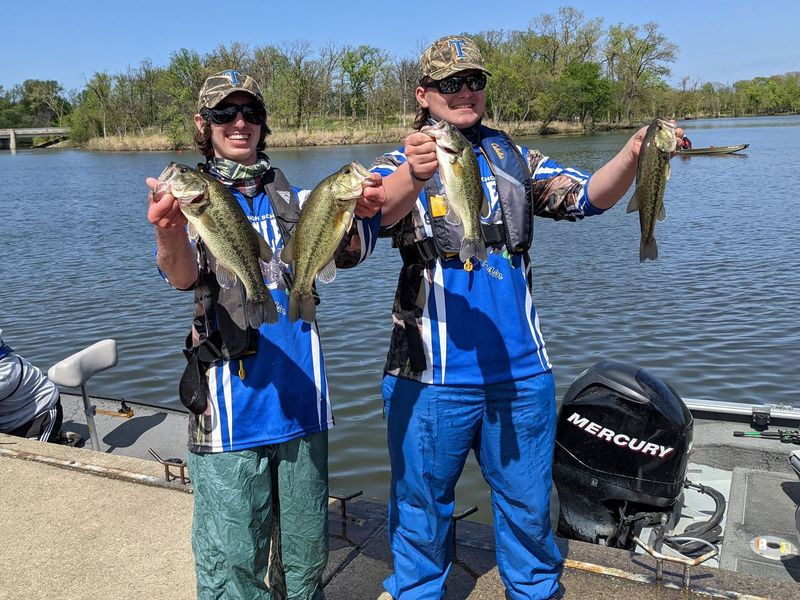 Die Taft-Senioren Joel Kyriazes und Marc Sipolt mit ihrem zweiten Fang im Skokie Lagoons-Sectional, der sie für das Staatsfinale für das IHSA-Bassfischen qualifiziert. Bildnachweis: Dale Bowman