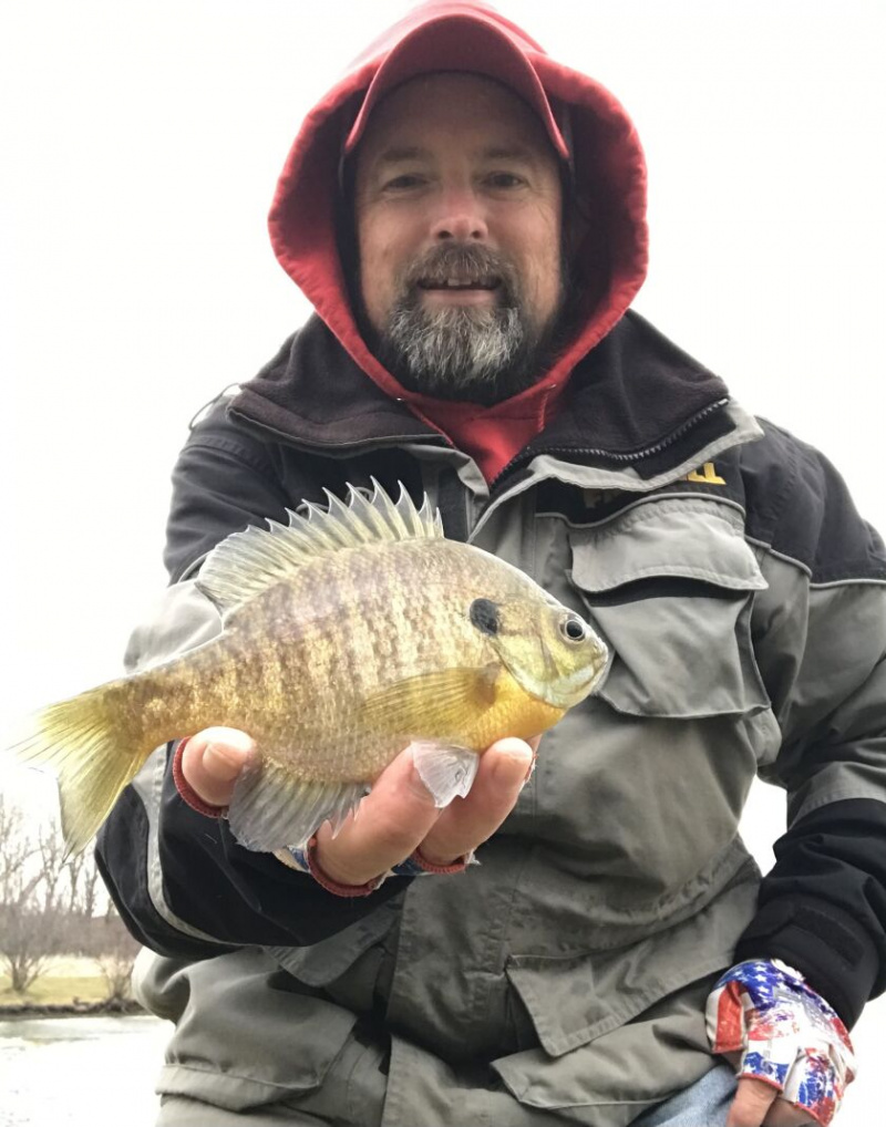   Sinilillega Ken “Husker” O’Malley, kes püüti eelseisvat jääpüügihooaega luurates. Pakutud foto