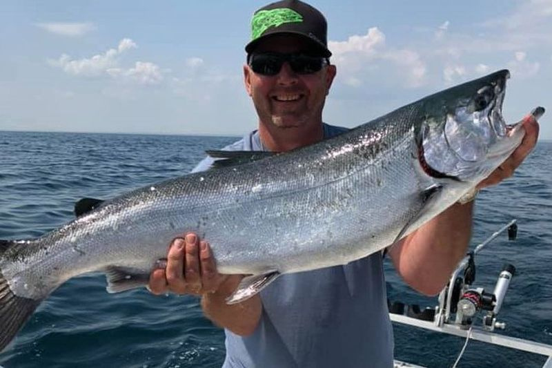 Chris Ranney drží 18,6-libra coho uloveného na South Reef z Waukeganu. Poskytol Dale Rehus