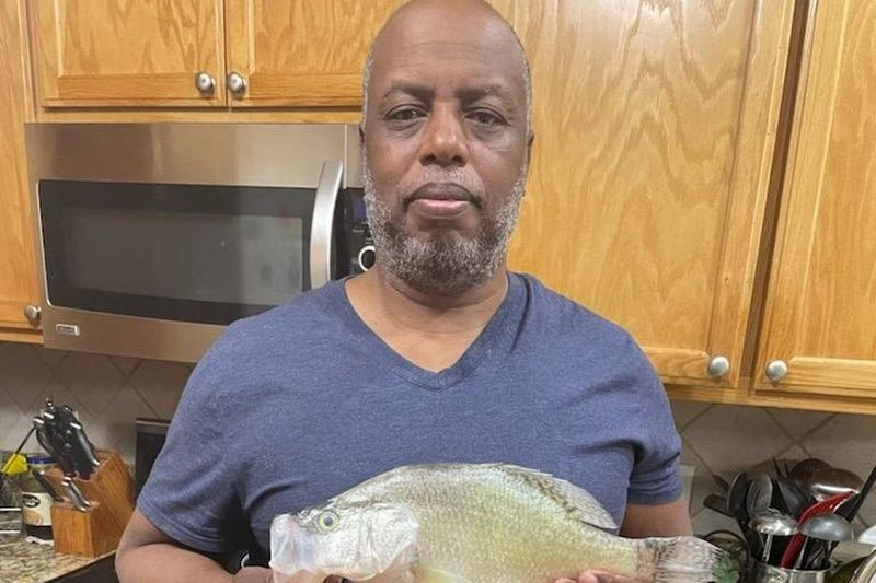 Carl Burch dengan crappie besar dari Saganashkee Slough.