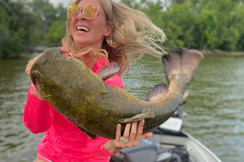 Rachel Savicz püüdis Fox Riverist elava lamepeaga säga. Pakkunud Adam Savicz