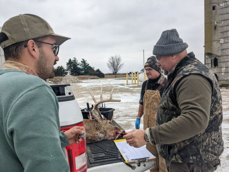   Brady Feece (til venstre) sjekker inn sin ni-punkts drop-tine-bukk fredag ​​på Kendall County-sjekkstasjonen med Roy Domazlicky og Mike Wefer. Kreditt: Dale Bowman