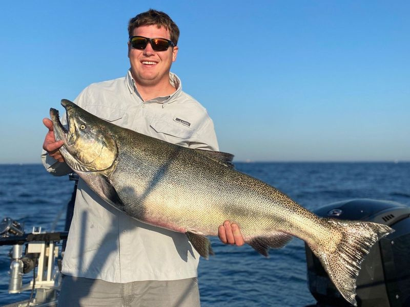 Dan Keifer ze swoim prawie rekordowym łososiem Chinook. Dostarczono zdjęcie