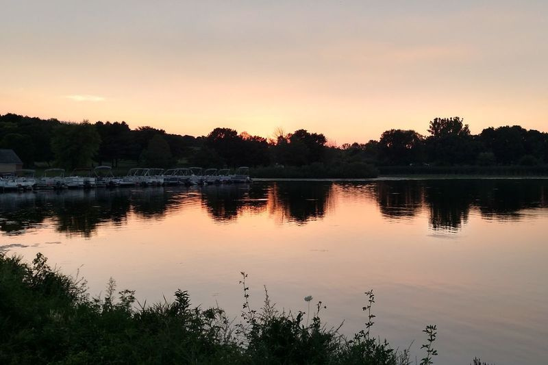 Fotografija sončnega zahoda ob jezeru Shabbona. Zasluge: Dale Bowman