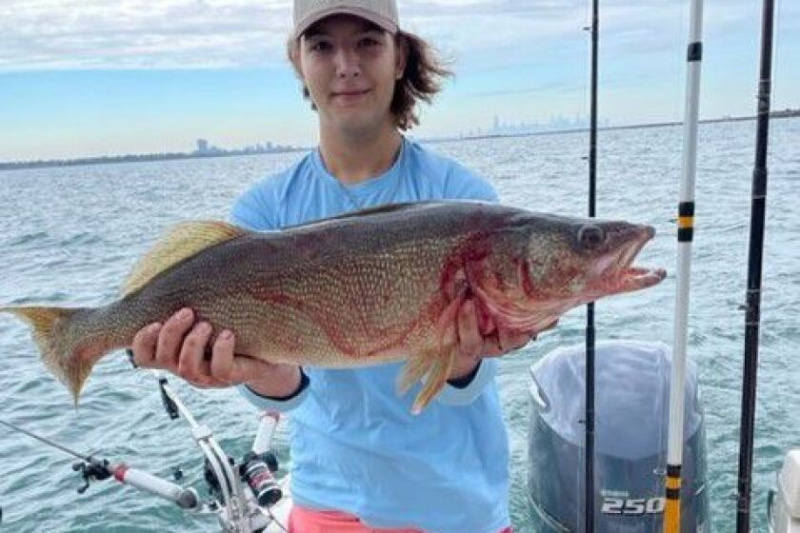  Kayden Monterestelli med den største sandart af fire fanget i september i Calumet Havn, mens han fiskede med sin onkel Jon Bannister.