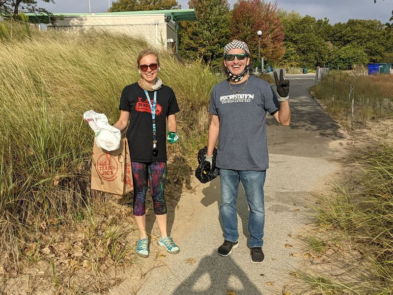 Anna Hendricks og John Jay begyndte deres oprydning ved Shore Shore Natural Area lørdag under Adopt-a-Beach. Kredit: Dale Bowman