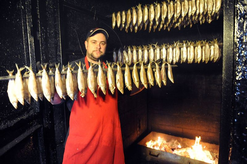 Chris Stone mostra os chubs defumados no Hagen’s Fish Market, localizado na 5635 W. Montrose, em Chicago. Eles os têm pela primeira vez em 18 meses e esperam tê-los durante a Quaresma. Fotografado na terça-feira, 29 de janeiro de 2013. | Site do Al Podgorski ~