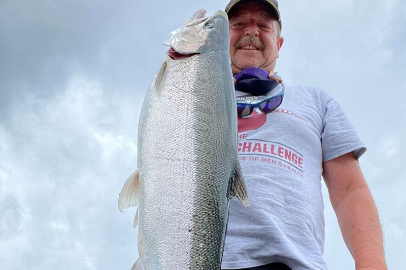 Robert Buckmaster a attrapé une grosse truite arc-en-ciel dans l