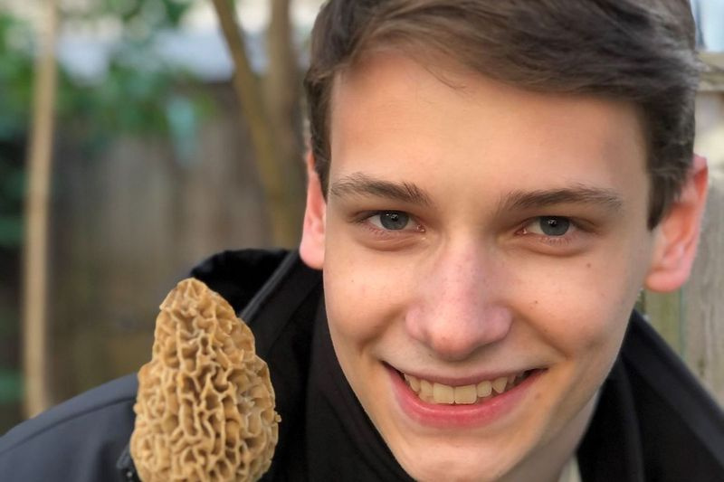 Addison Goolsbee se svou první smržovou houbou jako městský sběrač. Poskytnutá fotografie