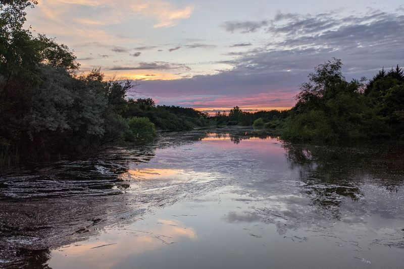 Dimanche, le coucher du soleil a apporté des couleurs à la zone de pêche et de faune de l
