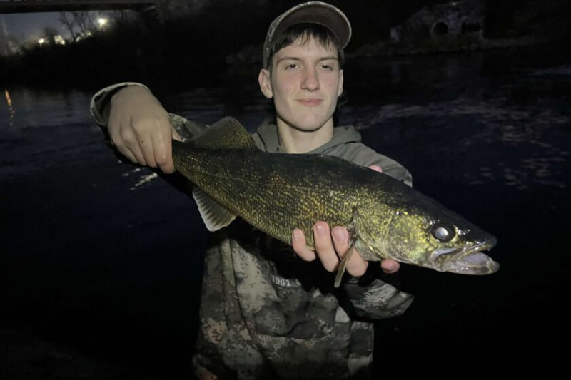  Džošua Čupičs ar kvalitatīvu valciņu no Ziemeļkrasta kanāla, kas liecina par ūdens kvalitāti Čikāgas upes sistēmā. Nodrošināts foto