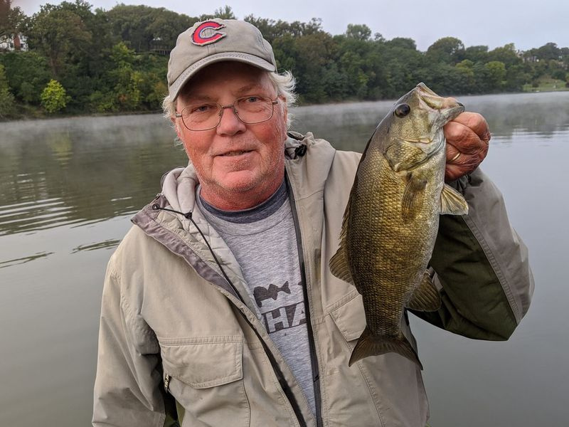 Pete Riedesel sostiene una de las típicas lubinas de boca chica capturadas el lunes en las aguas superiores del río Illinois. Crédito: Dale Bowman
