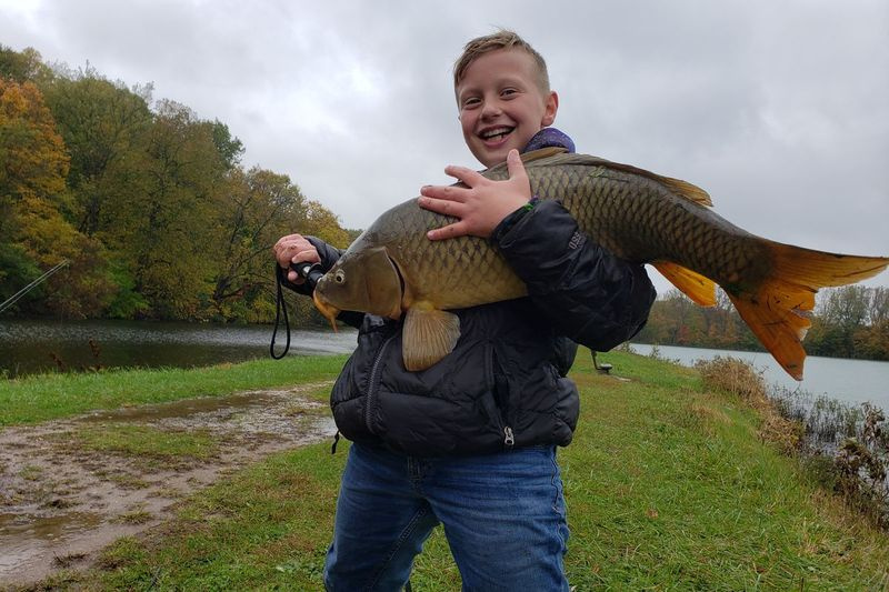 Wyatt Sargent, de 10 años, con su carpa de 32 pulgadas de Silver Springs SFWA. Foto proporcionada