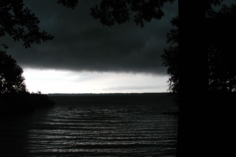 O fotografie de fișier, una prea obișnuită la finalele de stat ale IHSA pentru pescuitul de bas la Lacul Carlyle, din 2011 cu o linie de furtună la ora programată de decolare în ziua a 2-a.