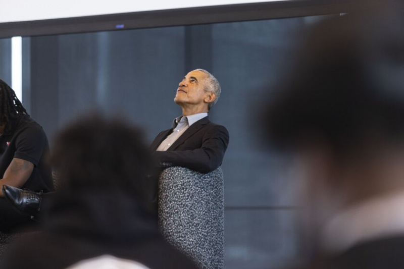  Voormalig president Barak Obama kijkt naar het plafond tijdens een panel op een Obama Foundation-evenement voor jongeren op 167 N. Green St. in West Town, maandag 17 oktober. Obama bezocht Chicago om zijn stem uit te brengen bij de verkiezingen van 8 november. Hij is van plan om deze maand campagne te voeren voor de Democraten in Georgia, Michigan en Wisconsin.