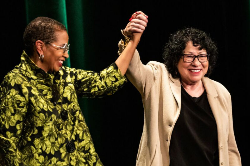   Rechter van het Amerikaanse Hooggerechtshof Sonia Sotomayor glimlacht met gepensioneerde rechter Ann Claire Williams van het Amerikaanse Hof van Beroep na het bespreken van 'Empowerment Through Education and Civic Engagement' in het Auditorium Theatre van Roosevelt University, donderdagavond 20 oktober.