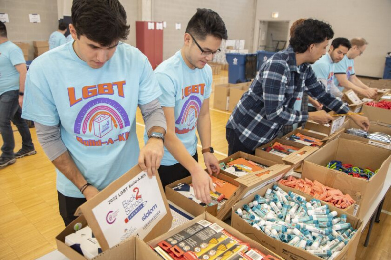   Ten minste 120 mensen van ten minste 15 bedrijven, waaronder leden van de LGBT Board of Commerce, bouwen 1.500 schoolbenodigdheden, in assemblagelijnstijl, als onderdeel van B2SA's Build-A-Kit-programma in het Center on Halsted aan de noordkant,  ;Vrijdag 14 okt.
