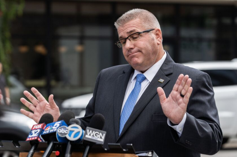   Darren Bailey, republikański kandydat na gubernatora stanu Illinois, rozmawia z mediami o przestępczości w Chicago podczas konferencji prasowej w West Loop we wtorek 13 września. Bailey wielokrotnie nazywał Chicago „piekłem”.