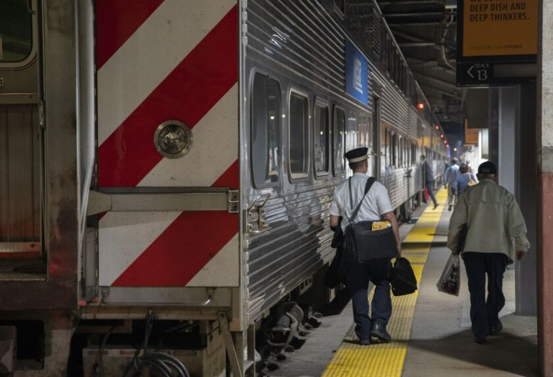   Osoby dojeżdżające do pracy wsiadają do wyjeżdżającego pociągu Metra na Union Station w Chicago, wtorek, 13 września.