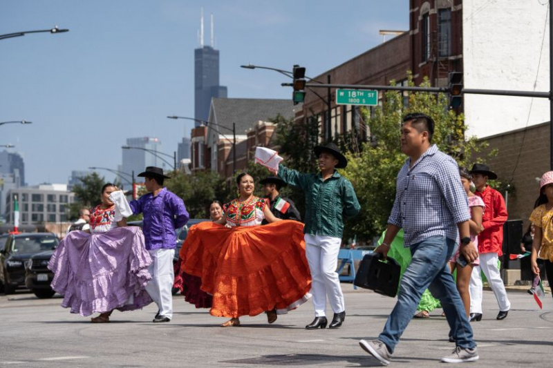   Tancerze występują z Willis Tower w tle podczas 20. dorocznej parady z okazji Dnia Niepodległości Meksyku wzdłuż West 18th Street w dzielnicy Pilsen, sobota, 10 września.