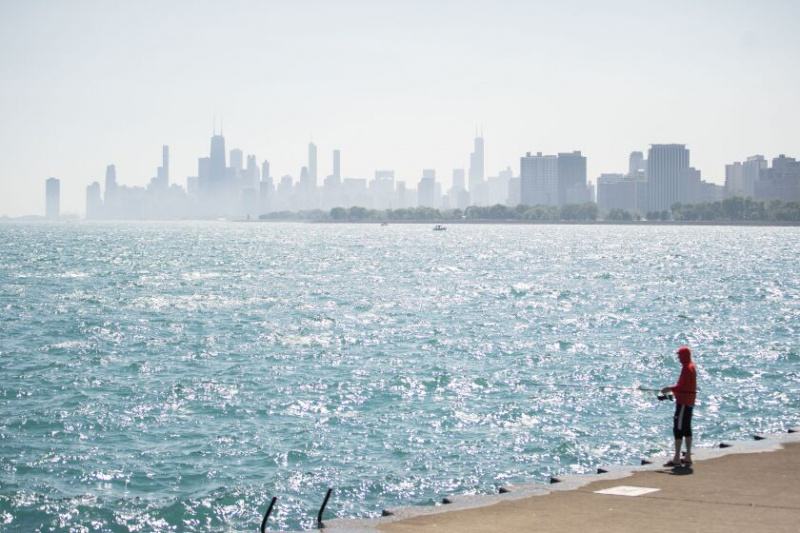   Ktoś idzie na ryby nad jeziorem Michigan w pobliżu Montrose Beach, czwartek, 8 września.
